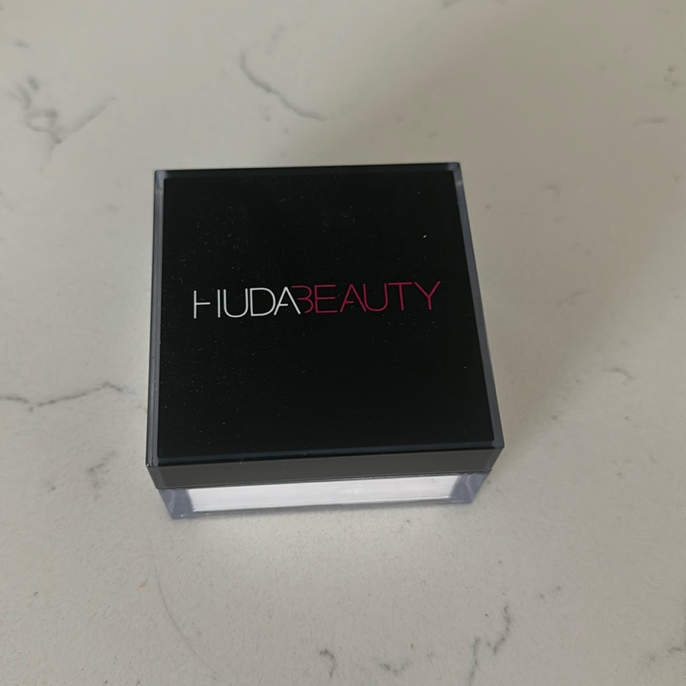 HUDA Beauty Easy Bake